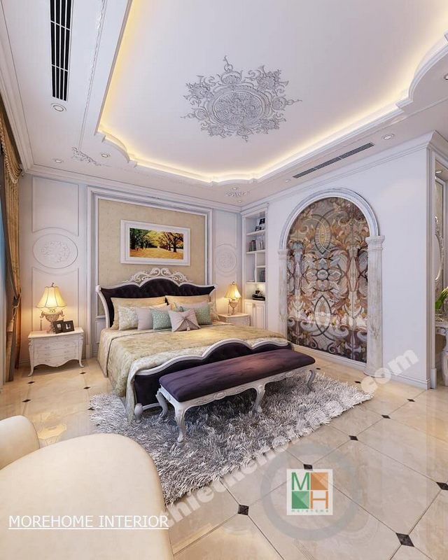 Phòng ngủ ấn tượng với thiết kế họa tiết tân cổ điển từ giấy dán tường và bức tường đá tạo cảm giác huyền bí, sang trọng