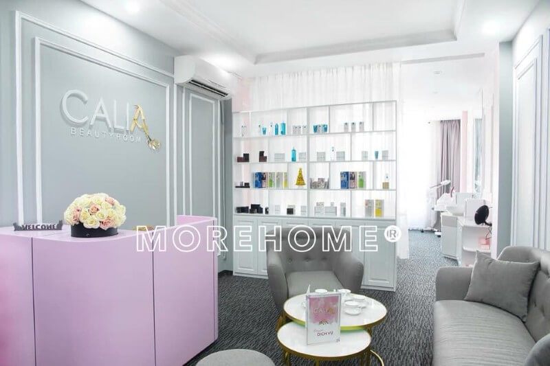 Việc thi công Spa để làm đẹp khu vực quầy lễ tân và tiếp khách với tông màu hồng xám sẽ tạo ra một ấn tượng rất lớn.